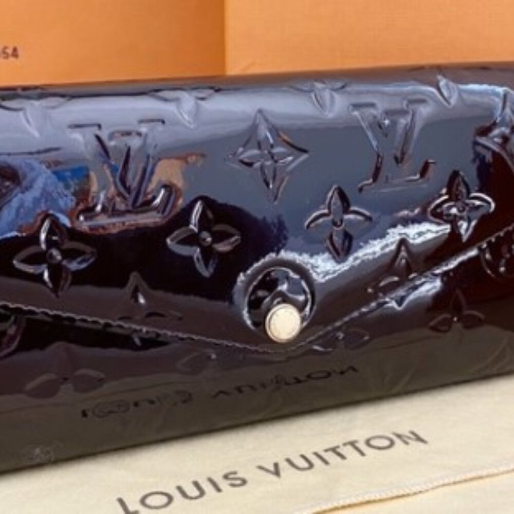 ✨GORGEOUS✨ Louis Vuitton Vernis Sarah Wallet!